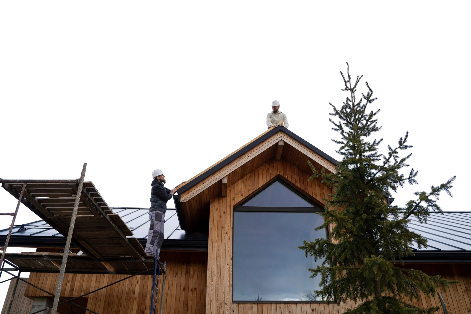 Artisans travaillant sur la toiture d’un chalet en bois