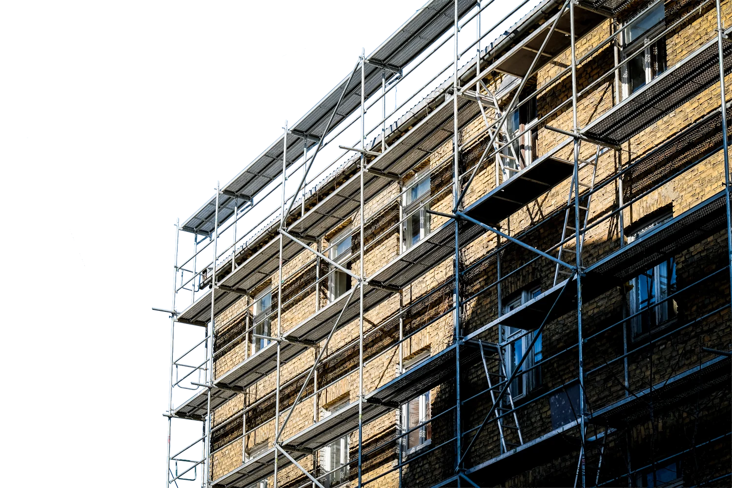 Échafaudage monté contre la façade en briques d’un immeuble