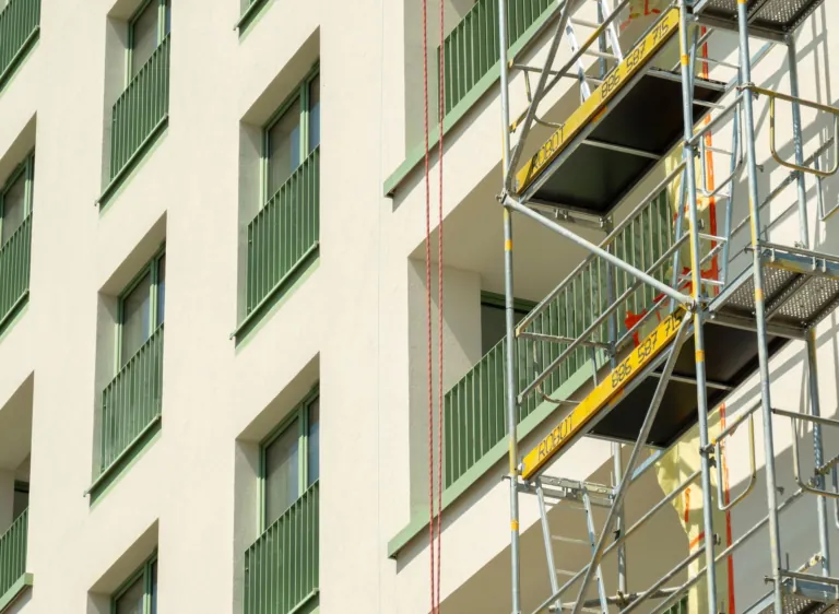 Façade d’immeuble couverte d’échafaudages