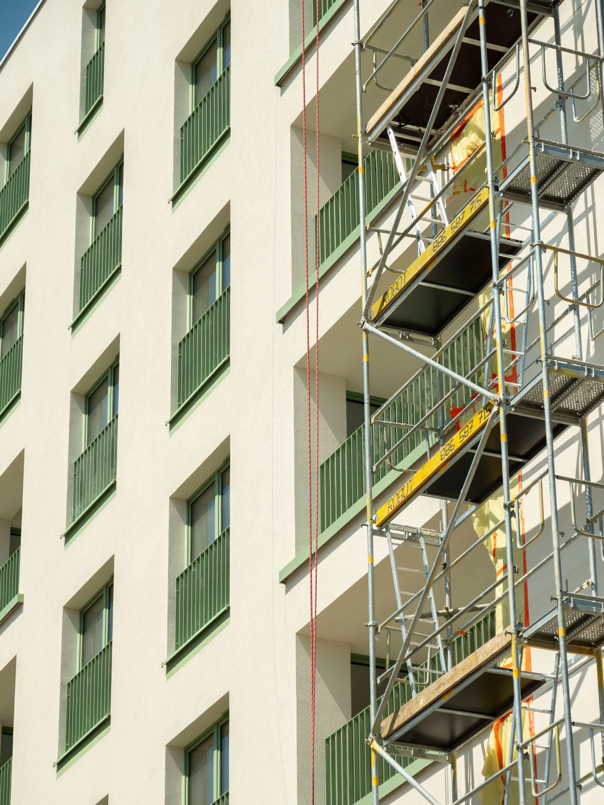 Façade d’immeuble couverte d’échafaudages