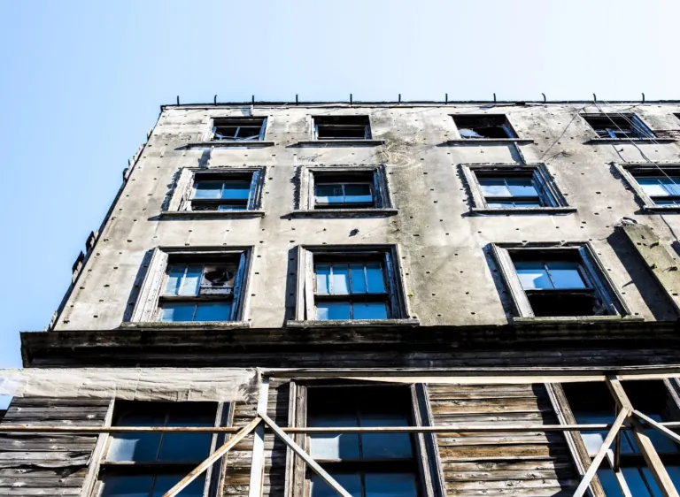 Immeuble ancien en cours de ravalement, vu en contre-plongée