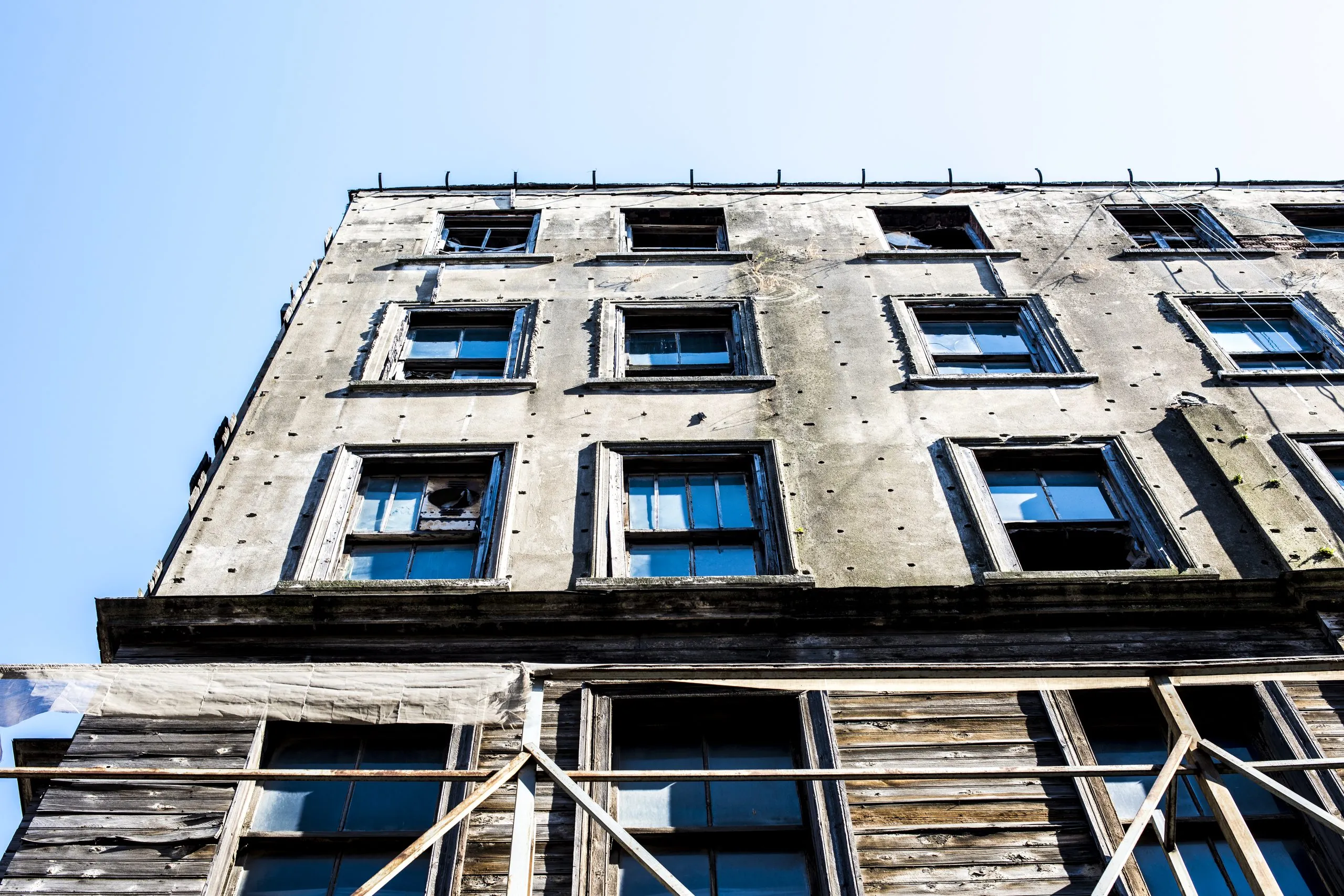 Immeuble ancien en cours de ravalement, vu en contre-plongée