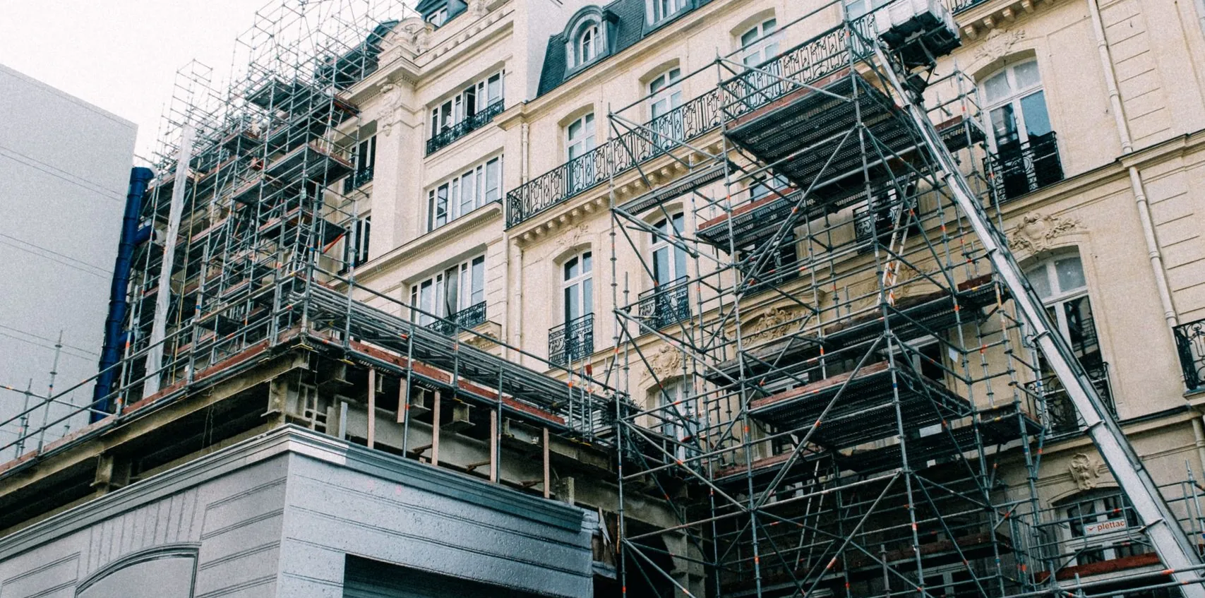 Immeuble ancien en rénovation entouré d’échafaudages