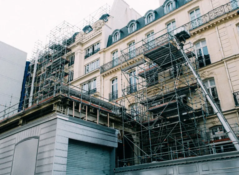 Immeuble ancien en rénovation entouré d’échafaudages