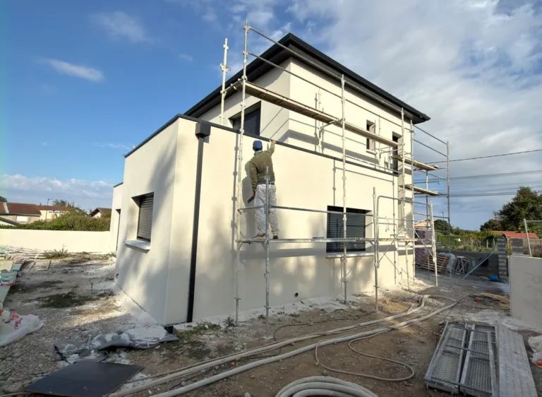 Maison neuve aux façades blanches en fin de chantier