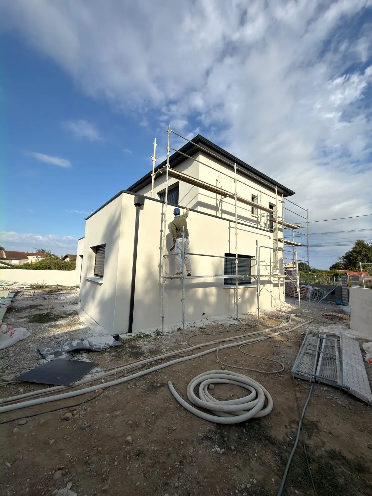 Maison neuve aux façades blanches en fin de chantier