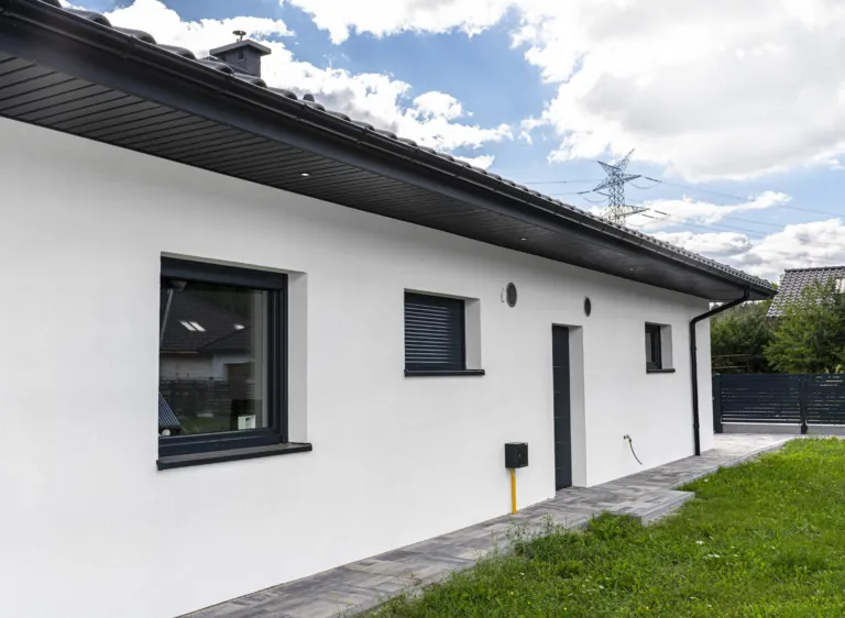 Maison de plain-pied aux façades blanches rénovées