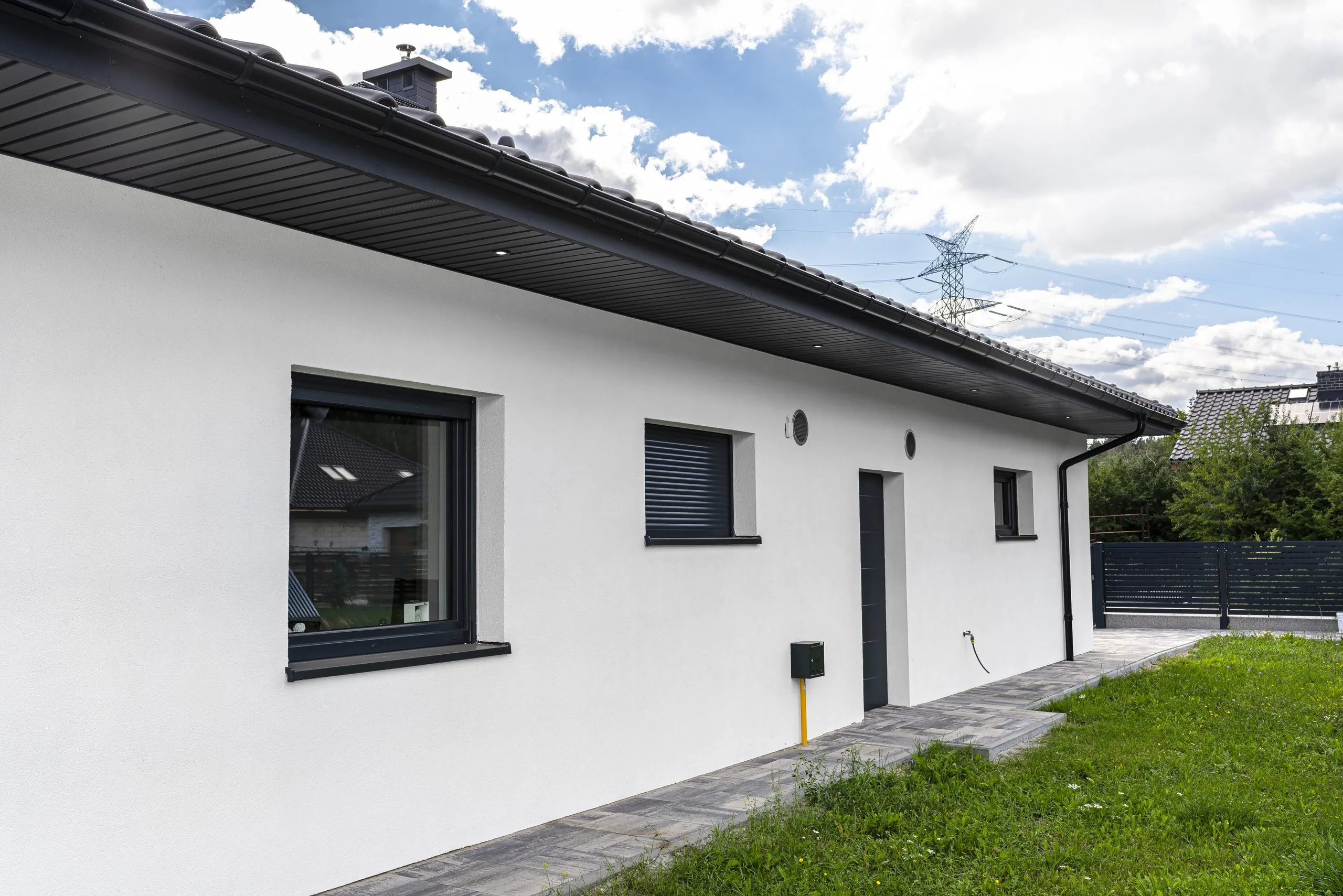 Maison de plain-pied aux façades blanches rénovées