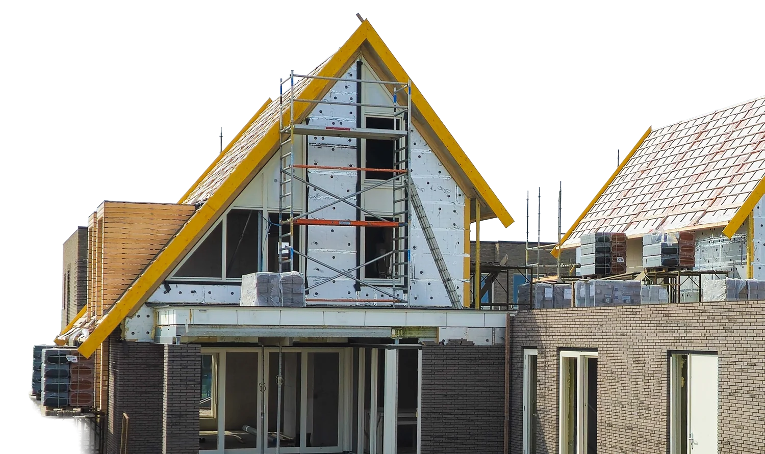 Maison en rénovation avec un échafaudage sur le pignon