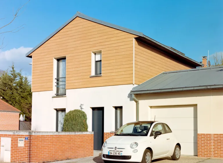 Maison rénovée avec bardage bois à l’étage