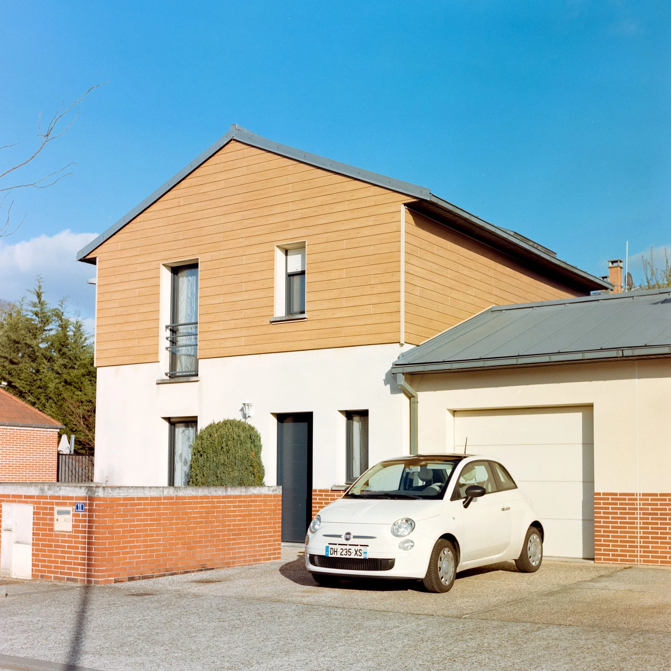 Maison rénovée avec bardage bois à l’étage