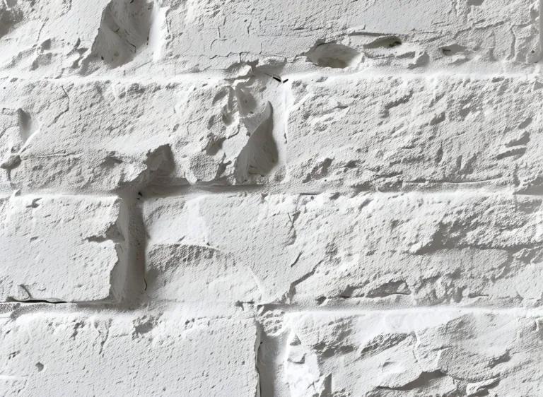 Mur en briques peintes en blanc