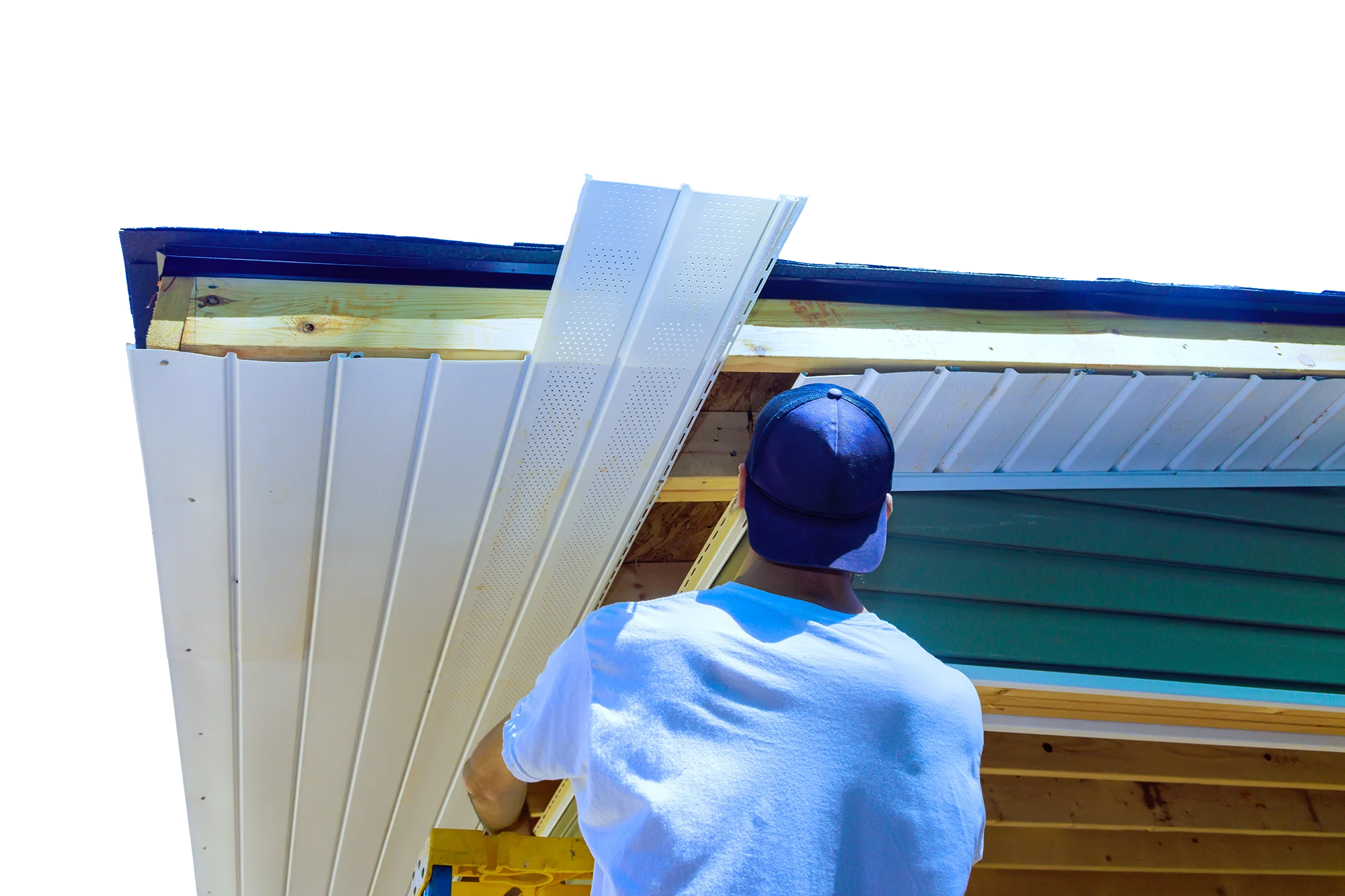 Artisan posant des lames de lambris PVC blanc sous une toiture